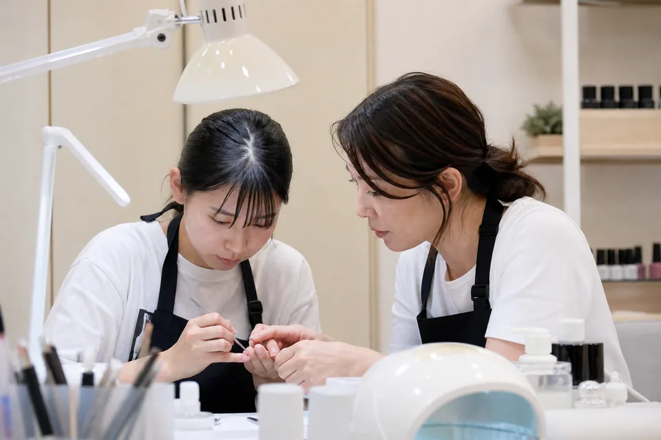 ネイリストになる前に、サロン勤務と独立の違いを整理する｜ネイルサロンで現場が崩れない整え方
